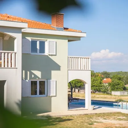 빌라 Oasis Lovreć